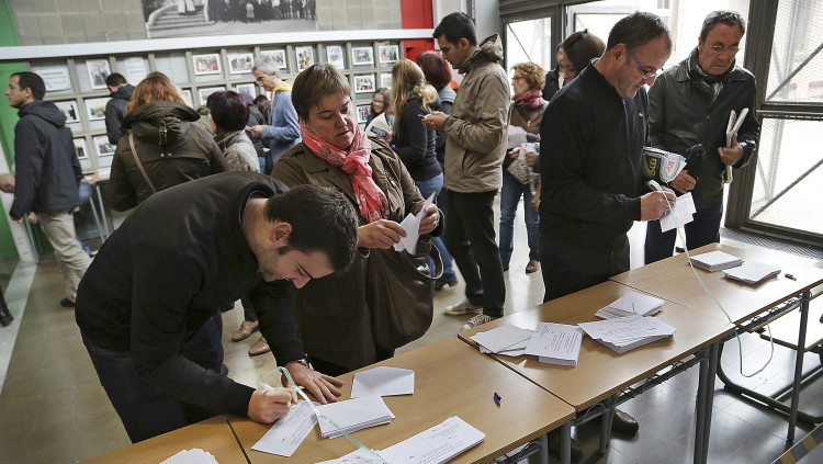 A l’IES Can Vilumara de l’Hospitalet es van registrar força vots del Sí-No i del No, mostra que molts ciutadans van desobeir les seves sigles.. Jordi Play - Arxiu EL TEMPS