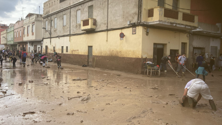 Estampa de les tasques de neteja al barri del Raval d'Algemesí d'aquest dijous| EL TEMPS.