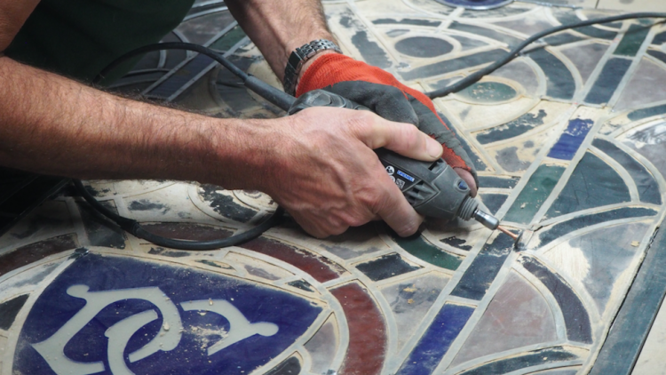 Restauració d'una vidriera a Bonet Vitralls. ÀLEX MILIAN