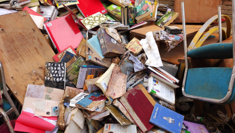 Llibres de la biblioteca d'Algemesí després de la inundació