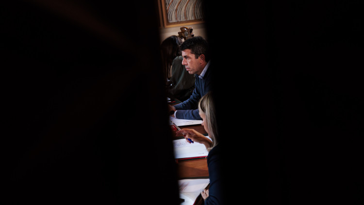 El president valencià, Carlos Mazón, en una reunió recent del Consell per a abordar la resposta a la crisi. En primer terme, d’esquena, la consellera Nuria Montes.. Europa Press