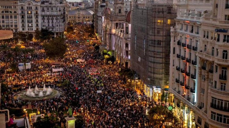 La plaça de l'Ajuntament de València de gom a gom| ACPV. 