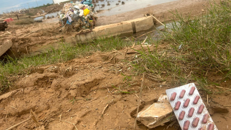 Per tot arreu de l'Albufera es poden trobar medicaments, a més de moltes altres deixalles.. EL TEMPS
