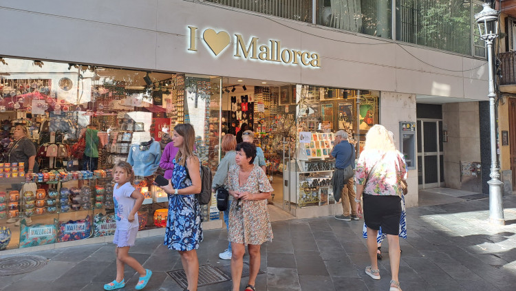 Una botiga en el centre de Palma dedicada al turisme, com moltes d’altres. De fet, on es nota més la turistificació és a la zona històrica de la capital
