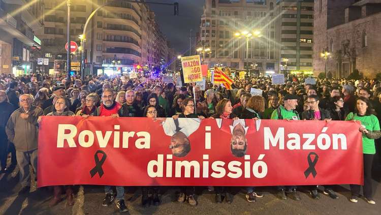 Milers de persones han tornat a eixir als carrers de València en una manifestació convocada per la Plataforma per l'Ensenyament Públic. EL TEMPS