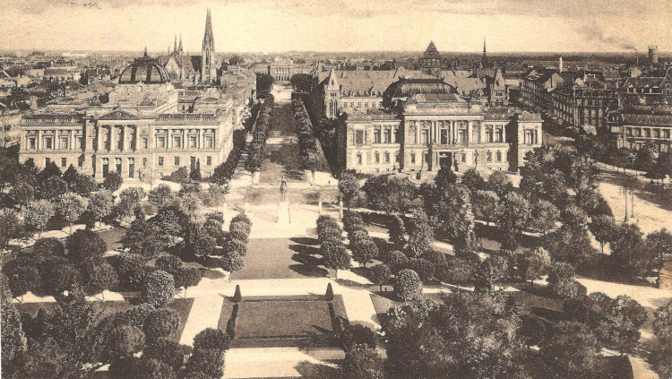 Panoràmica de la Kaiserplatz a la Neustadt d’Estrasburg, símbol de l’expansió urbanística d’aquesta ciutat durant els anys alemanys.