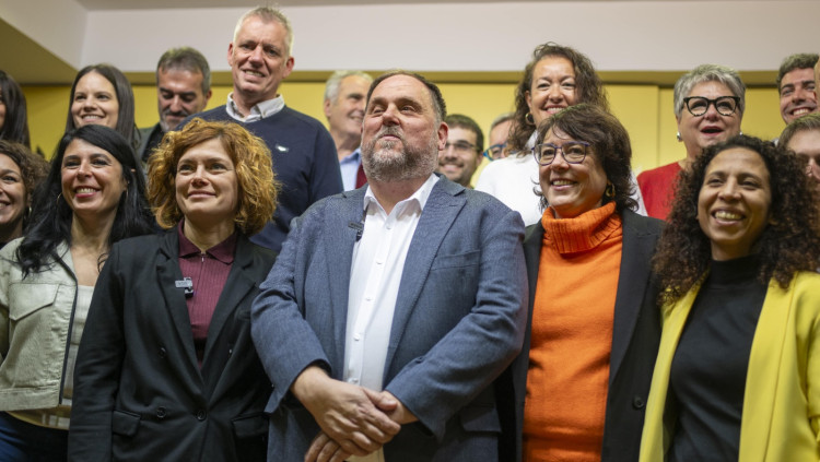 Oriol Junqueras, amb Elisenda Alamany, Diana Riba i altres membres de la seua candidatura després de guanyar el congrés del partit. Agència Catalana de Notícies