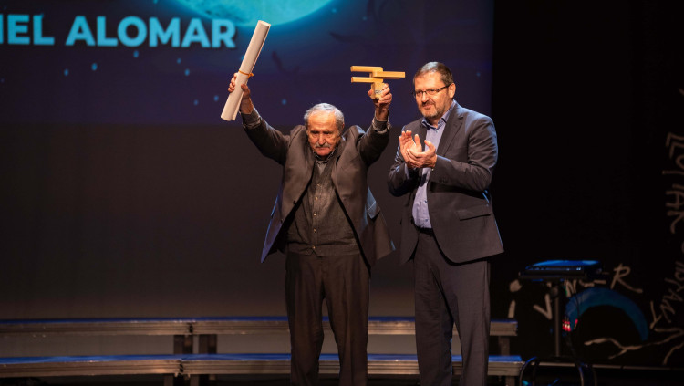Eliseu Climent va rebre el Premi Gabriel Alomar durant la Nit de la Cultura 2024 de l’Obra Cultural Balear