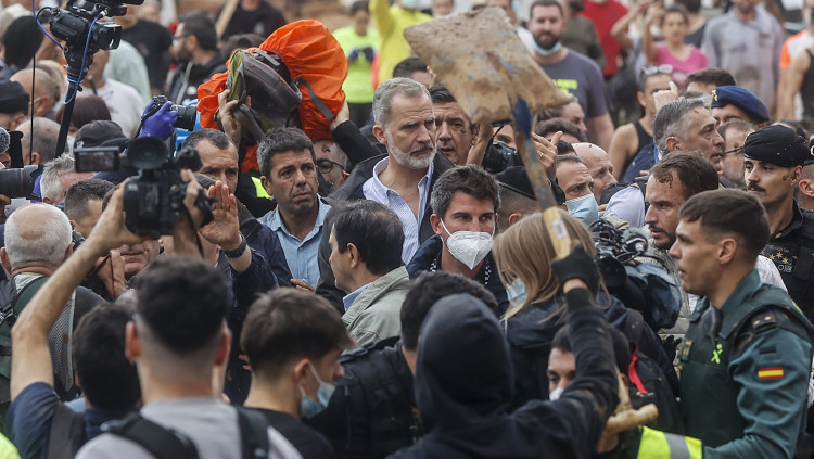 Protestes contra la visita del president de la Generalitat, Carlos Mazón; el president espanyol, Pedro Sánchez; i el rei espanyol, Felip VI, a Paiporta (Horta Sud). Europa Press