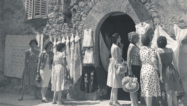L’incipient turisme de masses dels anys cinquanta creà una revolució empresarial a les Illes, sempre sota la cobertura de la dictadura