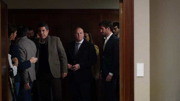 En condicions normals, el 2025 hauria de ser menys convuls. Però costa de creure que Mazón, en el centre de la imatge, puga acabar l’any com a president de la Generalitat.. Europa Press