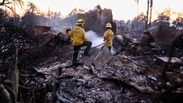 Un grup de bombers fan front a l'incendi de Los Ángeles. Europa Press