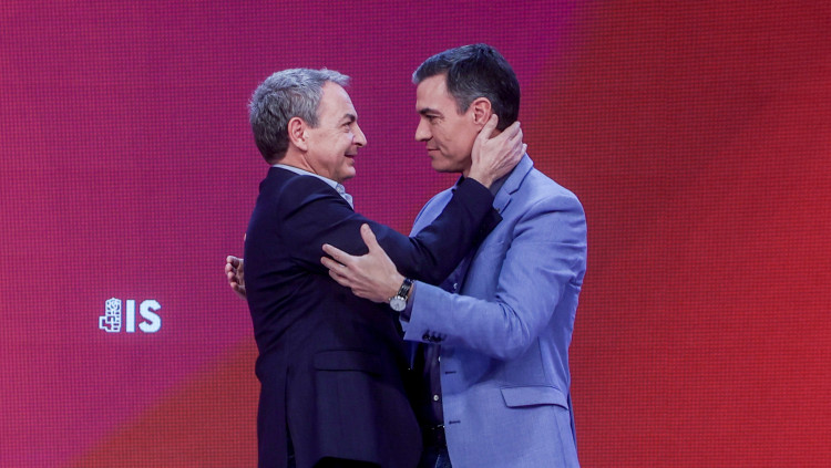 José Luis Rodríguez Zapatero i Pedro Sánchez s’abracen en la clausura del XXVI Congrés de la Internacional Socialista, celebrat a Madrid en novembre de 2022.. Europa Press