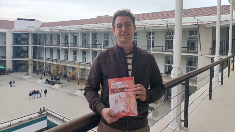 Frederic J. Porta amb l''Obra Escrita Completa' de Daniel Cardona