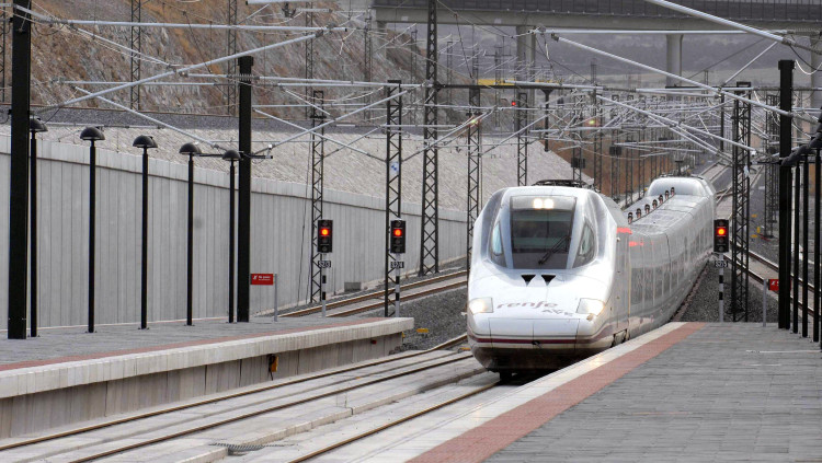 El primer tren que va circular per l’estació de Segòvia-Guiomar el desembre de 2010, i per la qual el 2014 van transitar només 348 passatgers. f