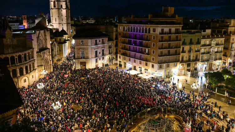 La plaça plena de gom a gom per demanar l'adeu de Mazón| ACPV. 
