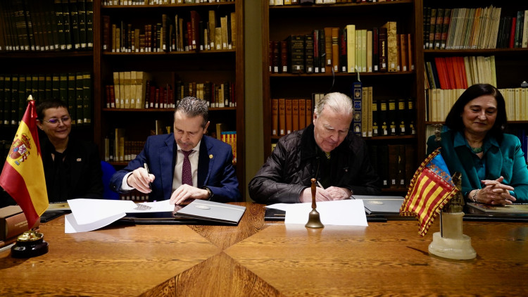 En el centre, el rector de la UPV, Pepe Capilla, i el degà de la RACV, José Luis Manglano De Más.. RACV