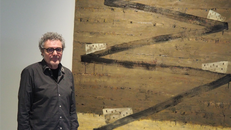 Carles Gabarró davant de l'obra "Laberint", a Can Framis. Àlex Milian