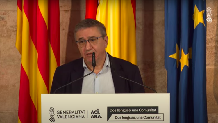 El conseller José Antonio Rovira avui durant la presentació de la campanya amb motiu de la consulta de les famílies. EL TEMPS