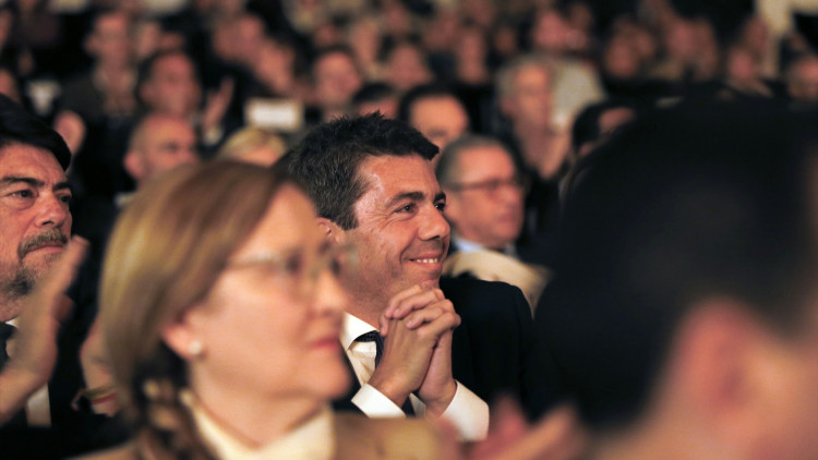 El president de la Generalitat valenciana, Carlos Mazón, en la cerimònia de lliurament del Premi Azorín de Novel·la 2024, acompanyat de lʼalcalde dʼAlacant, Luis Barcala.. Europa Press