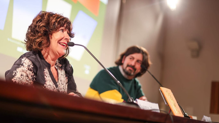 Begonya Mezquita i el seu editor, Pau Sanchis, durant la presentació del poemari a la Plaça del Llibre de València, desembre passat. Plaça del Llibre