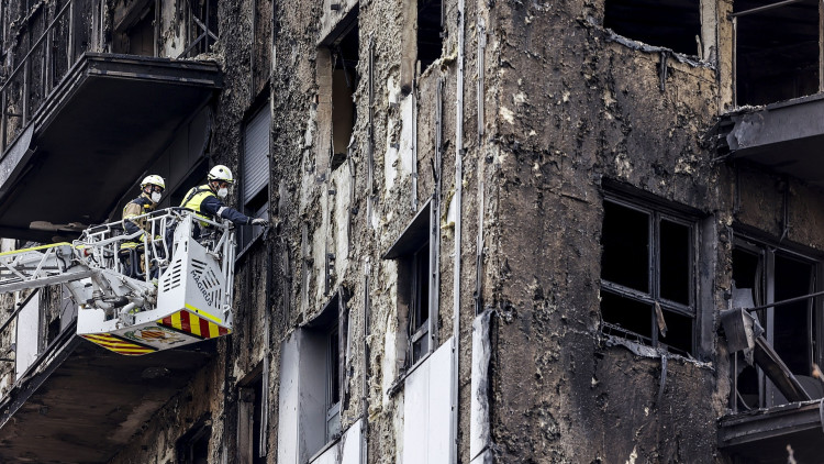Inspecció de l'edifici incendiat al barri de Cabanyal. Europa Press