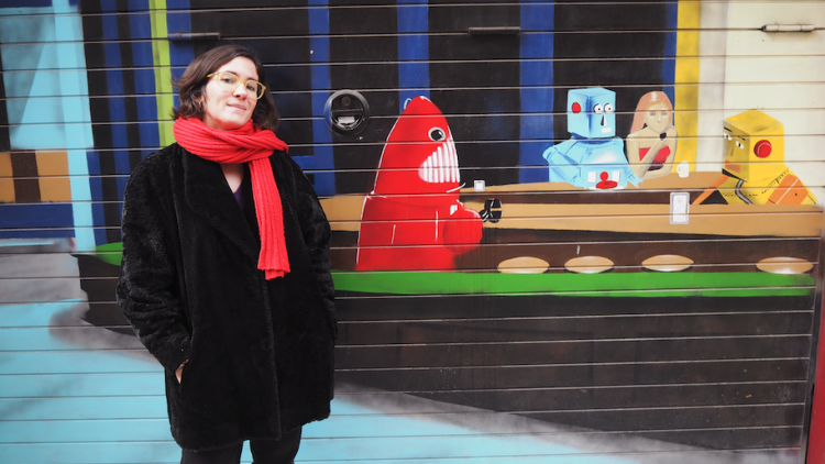 Irene Pujadas davant d'un graffiti del carrer Llibertat (Gràcia, Barcelona). Àlex Milian