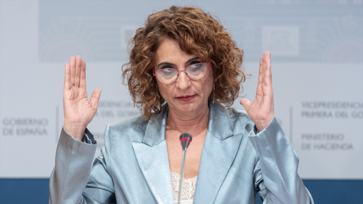 María Jesús Monter, ministra d'Hisenda, durant la roda de premsa d'aquest dilluns on ha presentat la proposta de quitança del deute autonòmic.. Europa Press