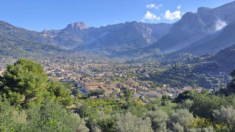 La vall de Sóller gaudeix d’un espectacular paisatge que l’ha convertit en un paradís turístic, ara amenaçat per l’infern de la massificació.