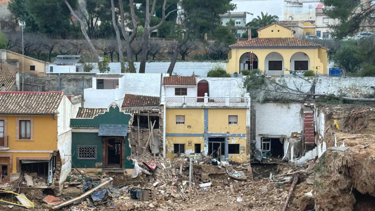 Cases afectades per la barrancada al municipi valencià de Xiva.. V.Tena