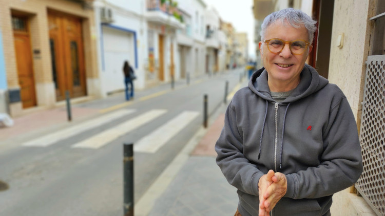 L'escriptor de Sedaví Ferran Torrent, en el carrer on viu.. Xavier Aliaga