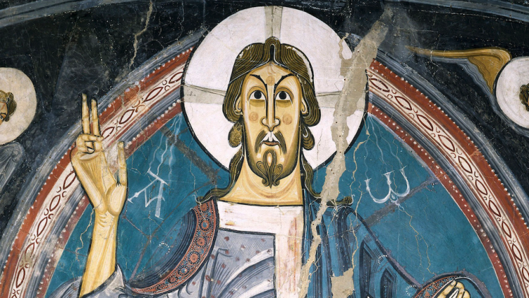 Detall del Crist en majestat de Sant Climent de Taüll, on es pot apreciar el blau aconseguit amb un mineral, l'aerinita, que només es troba als Pirineus // MNAC