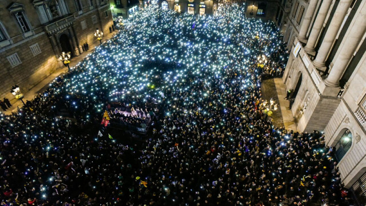 Panoràmica de la Plaça Sant Jaume de Barcelona en la manifestació pels quatre mesos d'empresonament de Jordi Sànchez i Jordi Cuixart. Òmnium Cultural