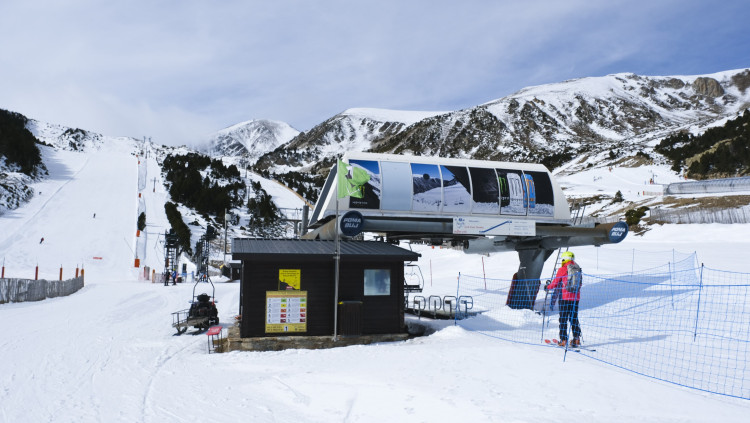 La neu, cada vegada més irregular, amenaça un model econòmic basat en l’estacionalitat i l’especificitat del producte. Vallter 2000 aposta per un replantejament integral del concepte d’estació.. Eliseu T. Climent