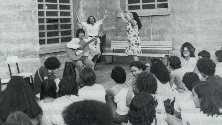 Concert d'Elisa Serna a la presó de la Trinitat. Al llibre s'identifica erròniament com un concert de Maria del Mar Bonet.. Arxiu General de la Universitat d\'Alacant. Arxiu de la democràcia. Fons Canigó. Autor: Albert Ramis, Juliol 1978