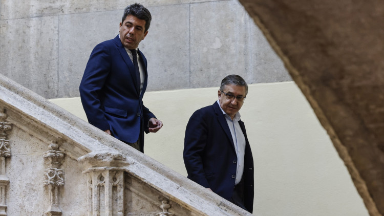 Carlos Mazón i el seu conseller d’Educació, José Antonio Rovira, baixant per l’escala gòtica del Palau de la Generalitat. / Europa Press. Europa Press
