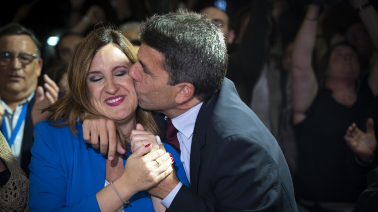 Carlos Mazón besa María José Català després de saber-se els resultats de les eleccions de 2023.. Europa Press