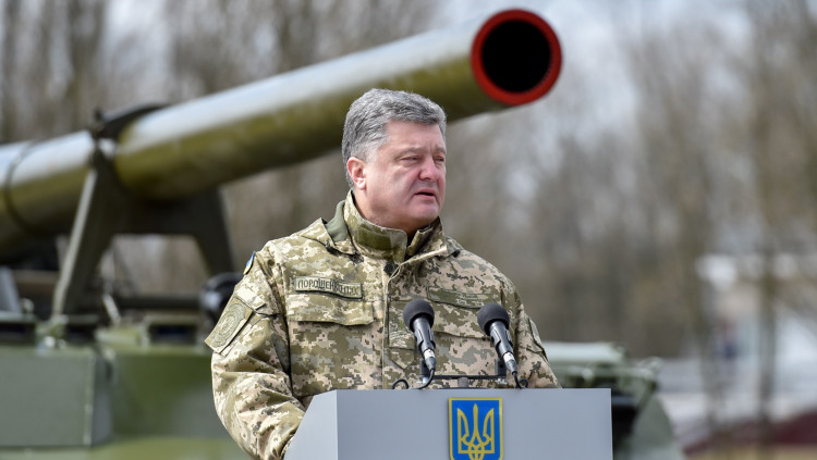 Comandant en cap Poroixenko a una base militar