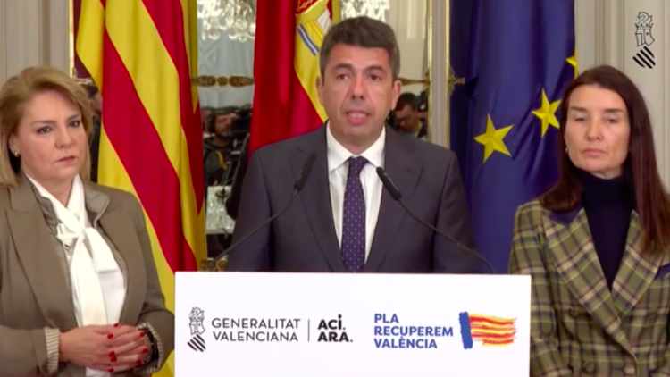 Carlos Mazón aquest dilluns, junt amb Susana Camarero i Ruth Merino. El Temps