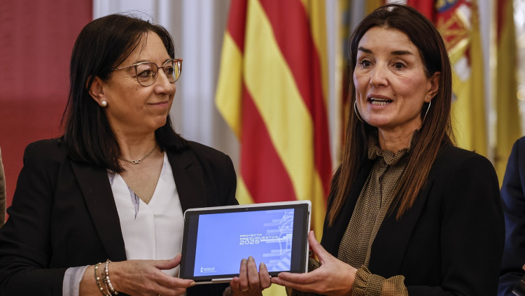 La consellera Ruth Merino lliura el projecte de llei de pressupostos a la presidenta de Les Corts, Llanos Massó, de Vox.. Europa Press