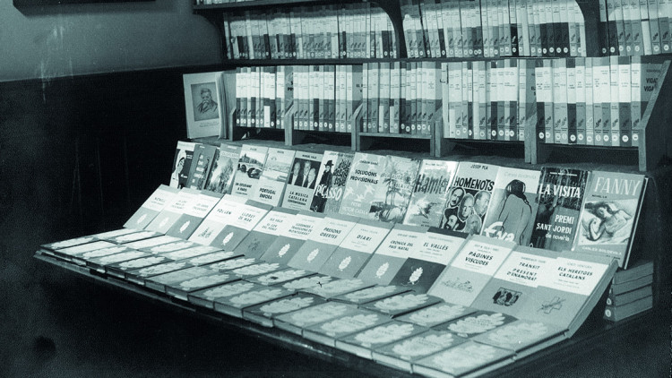 Un mostrador amb les col·leccions de l'editorial Selecta. Fons JMC-Selecta