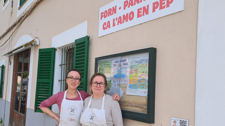 Carmen (esquerra) i Nori Marín, fornera i botiguera de Ca l'Amo en Pep