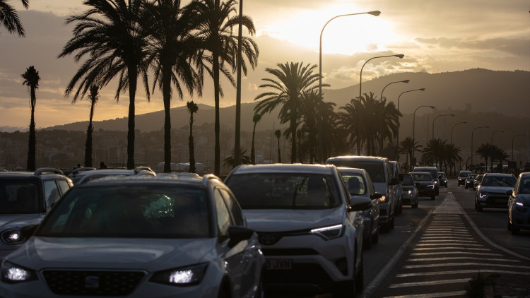 El embussos del trànsit rodat a Mallorca, una conseqüència de l'excès turístic (Foto Europa Press)