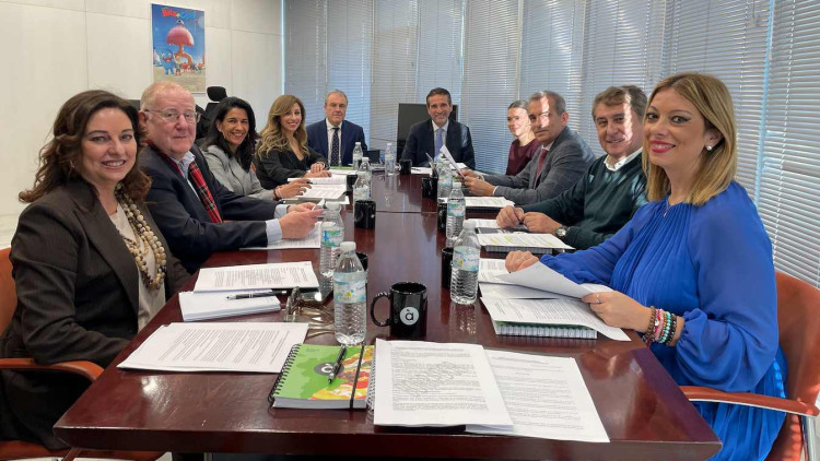 Primera reunió del consell d'administració d'À Punt. El segon a l'esquerra és Alfonso Gil.