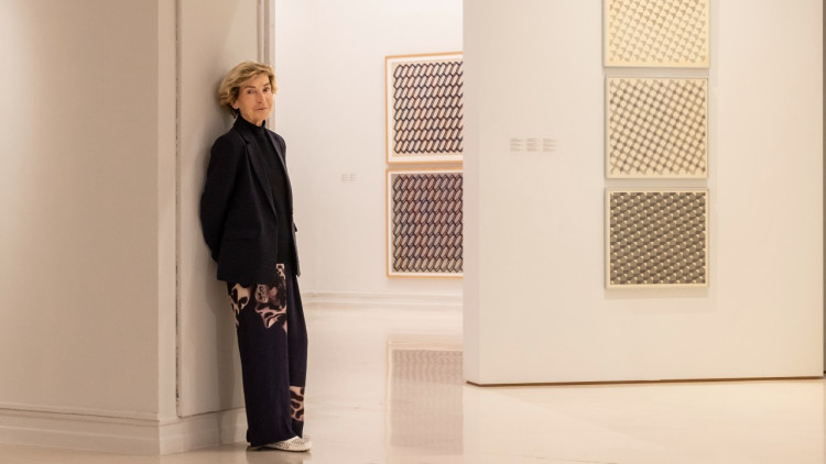 L'artista Soledad Sevilla posa amb algunes de les seues obres primerenques. Miguel Lorenzo