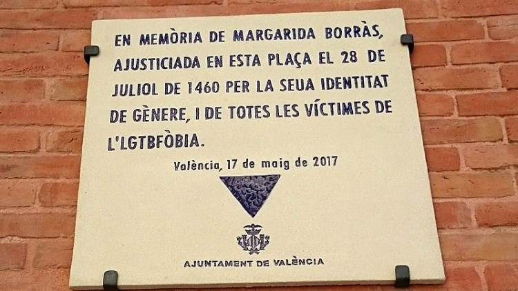 Placa a la Plaça del Mercat de Valencia on penjaren Margarida Borràs