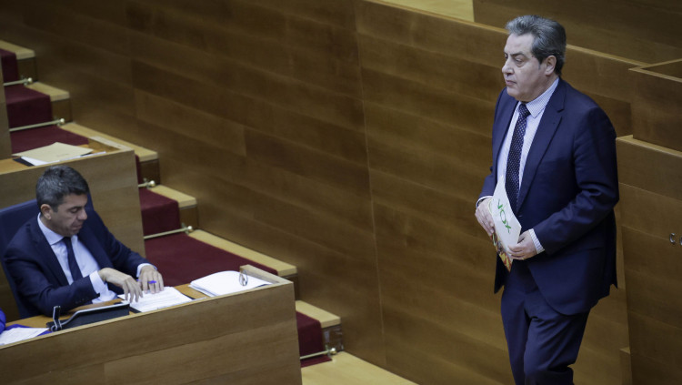El síndic parlamentari de Vox, José María Llanos, passa davant Carlos Mazón en un ple de Les Corts.. José Cuéllar / Corts Valencianes