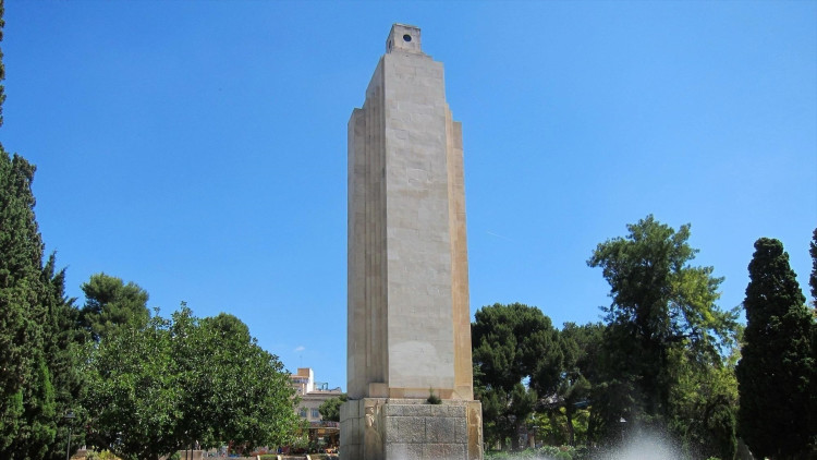 El monument franquista situat a la plaça de la Feixina de Palma