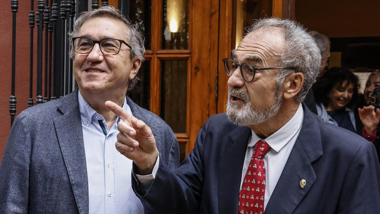 El conseller José Antonio Rovira (esquerra) amb el nou president del Consell Valencià de Cultura, José María Lozano.. Europa Press