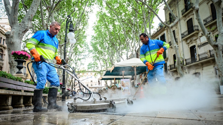 Uns operaris treballen als carrers del centre de Palma.. Europa Press